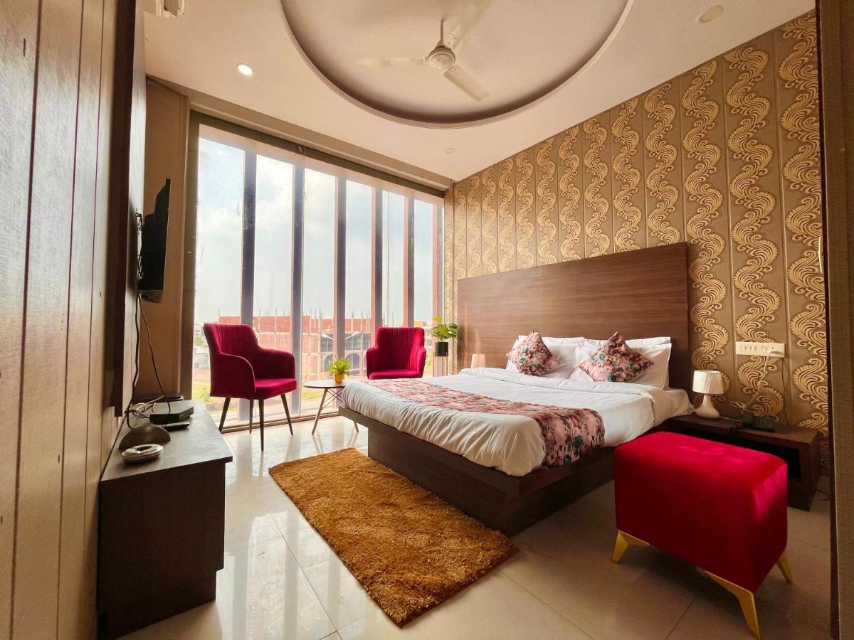 Hotel The Pearl Grand, Top Rated & Most Awarded Property In Chandigarh Zirakpur Zewnętrze zdjęcie